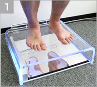1.ポドスコープPと呼ばれる専用の足型・足裏測定マシンを基に各個人の足の特徴を読み取ります。